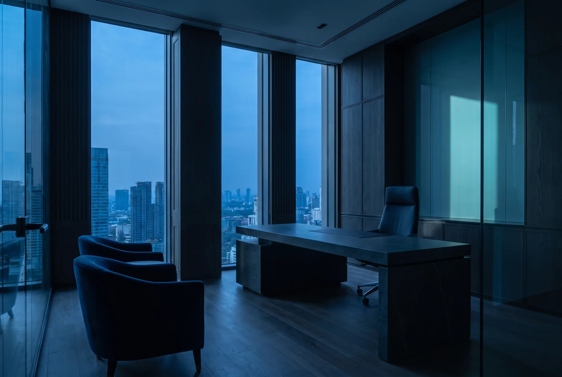 Interior de oficina privada al atardecer